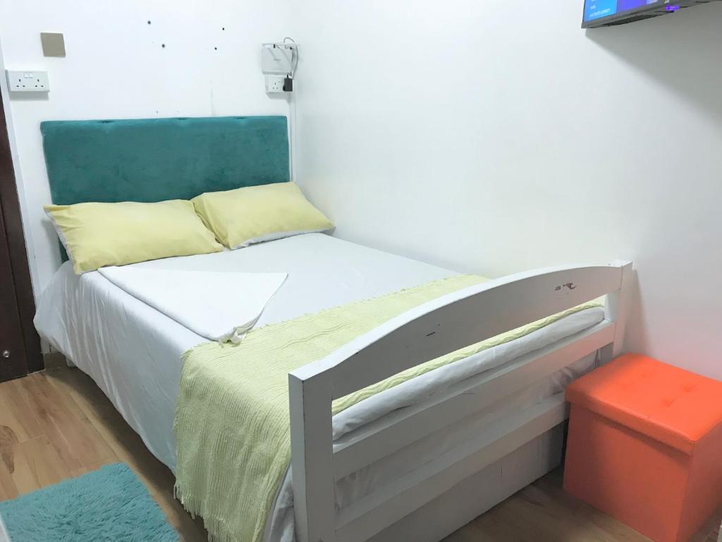 1 dormitorio pequeño con 1 cama en una habitación en JVhomestudios-Ndemi gardens apartments en Nairobi