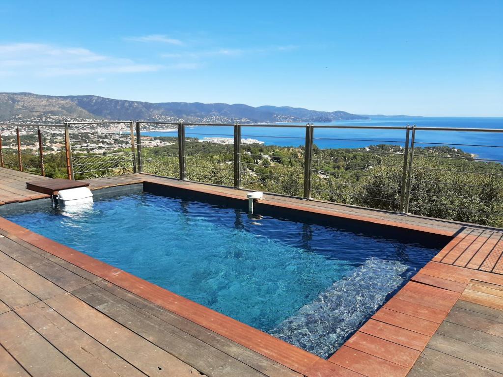 une piscine avec vue sur l'océan dans l'établissement Gaou - Villa ONEIROS, paisible avec piscine & vue mer, à Bormes-les-Mimosas