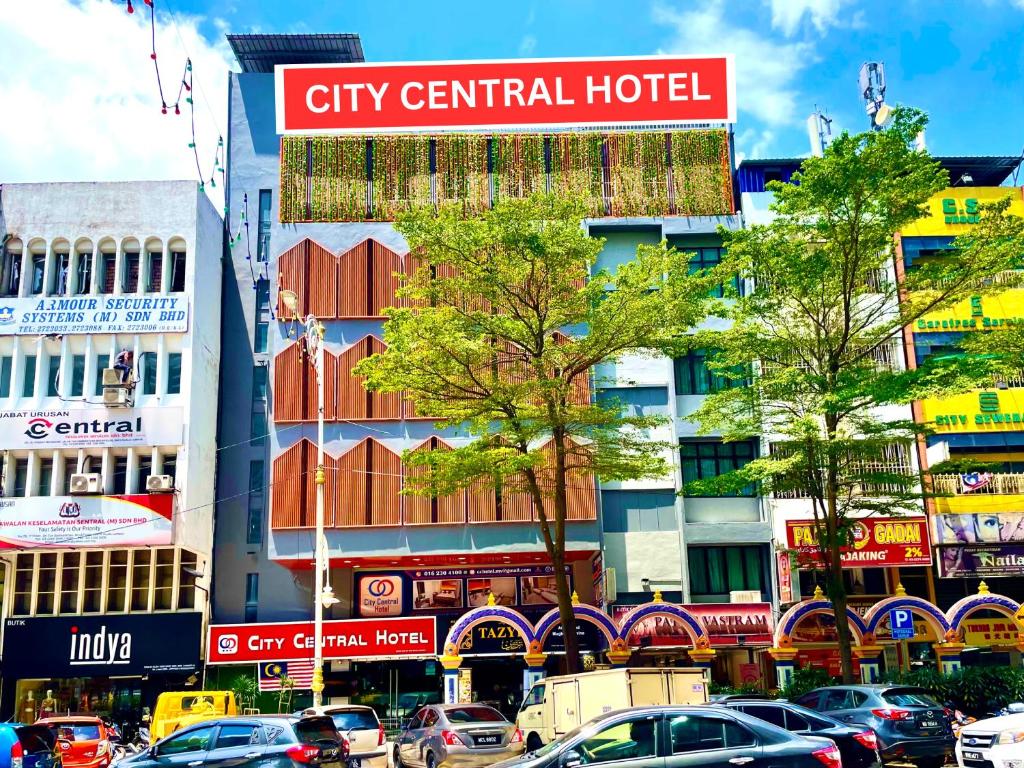 uma placa de hotel central da cidade numa rua movimentada da cidade em City Central Hotel em Kuala Lumpur