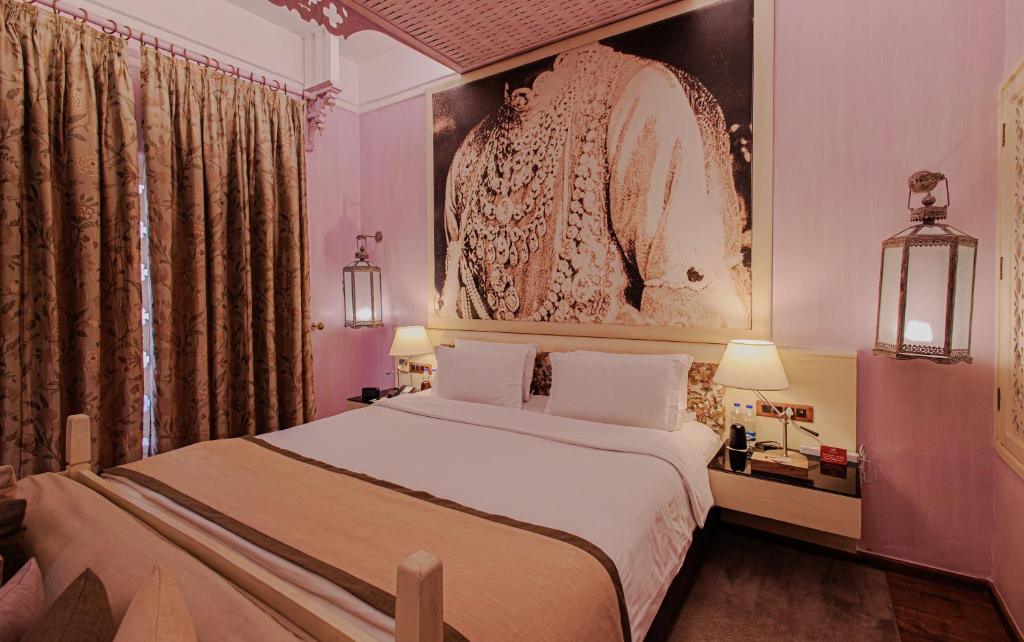 Postel nebo postele na pokoji v ubytování Ajit Bhawan - A Palace Resort