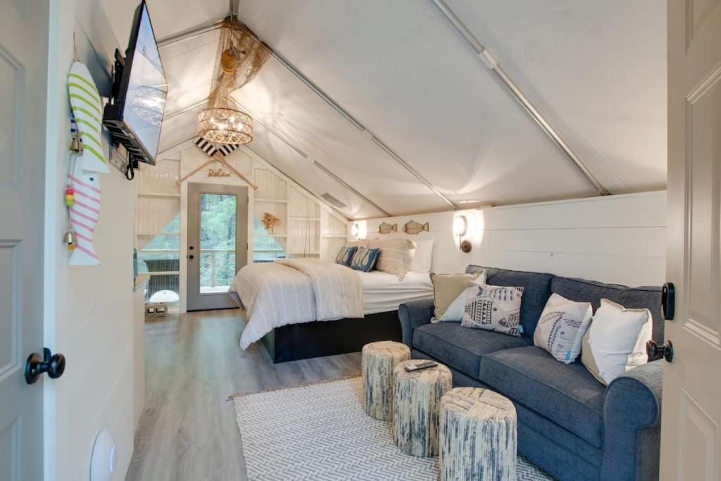 un soggiorno con letto e divano di 7 Fishing Lure Luxury Glamping Tent Fishing Theme a Scottsboro