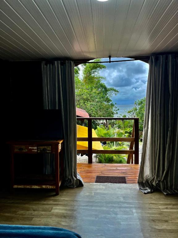 Uma varanda ou terraço em Pousada & Camping Tubarão