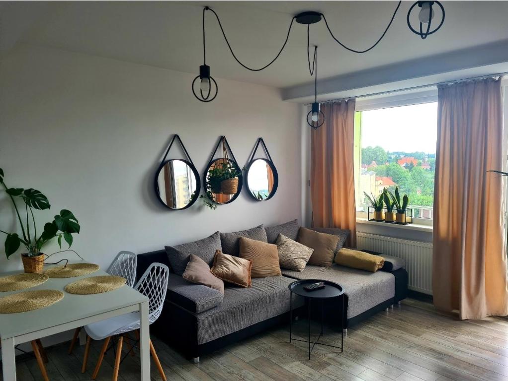 LULLABY في جلونا غورا: غرفة معيشة مع أريكة وطاولة