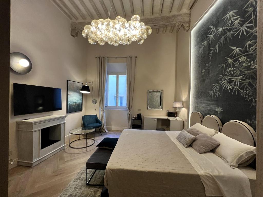蒙特普齊亞諾的住宿－Casa del Fauno，一间卧室配有一张大床和一个吊灯。