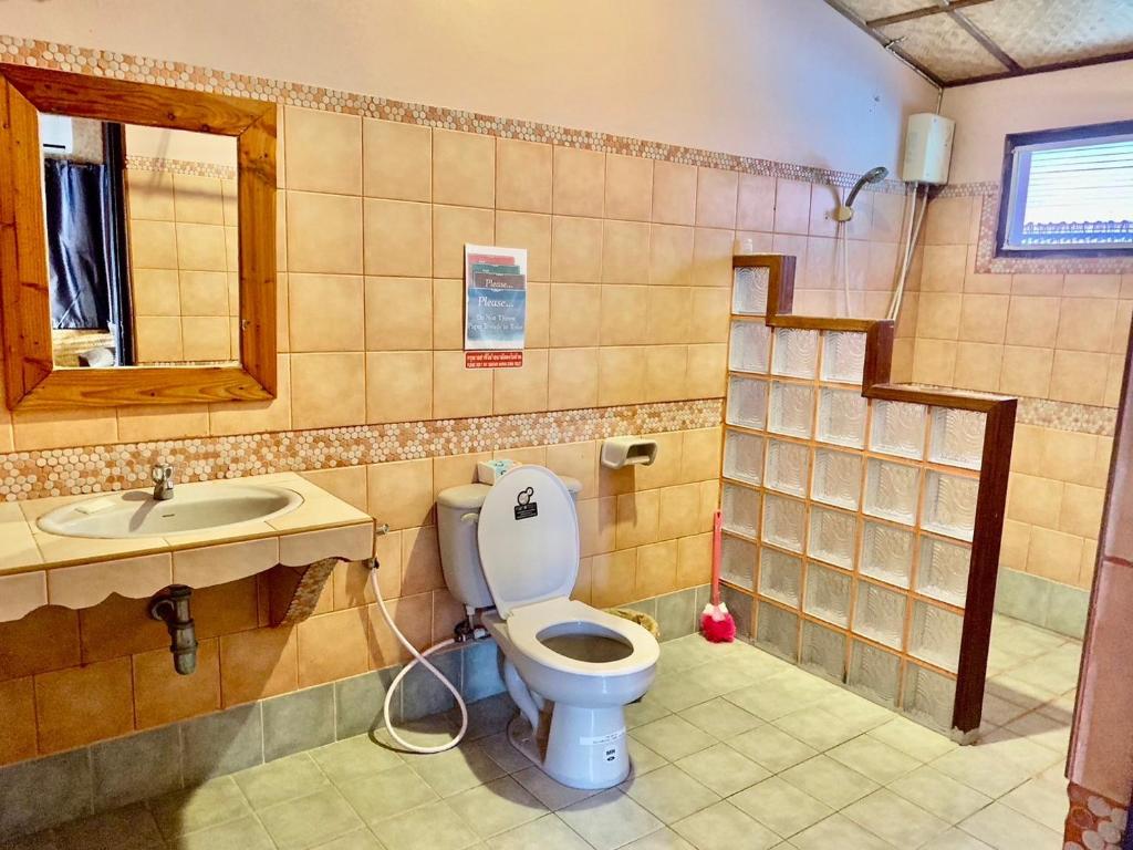 łazienka z toaletą i umywalką w obiekcie Good View by Koi, Koh Chang w mieście Ko Chang