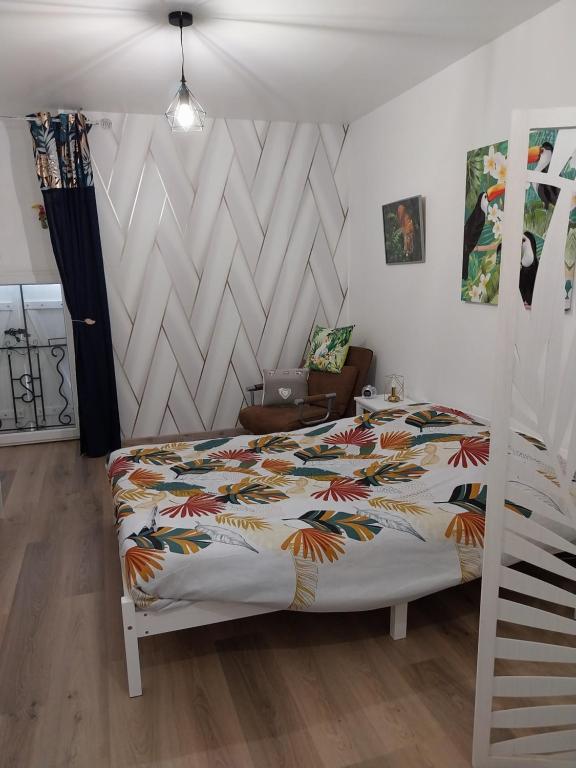 1 dormitorio con 1 cama con una manta colorida en COLETTE 