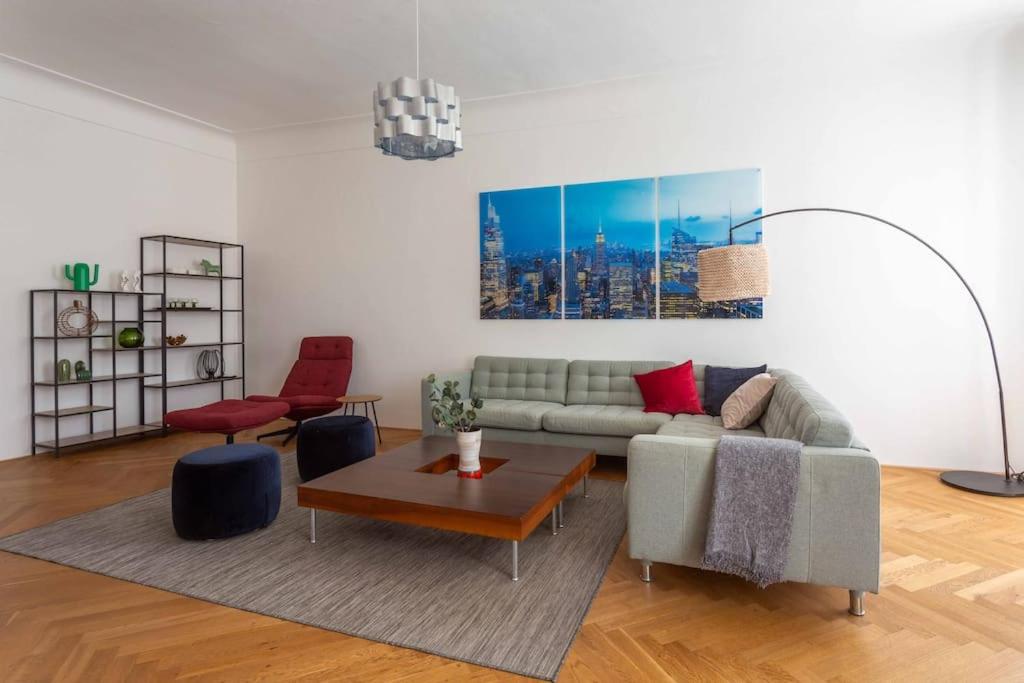 sala de estar con sofá y mesa en Traumhafte Wohnung für 6 Pers. en Melk