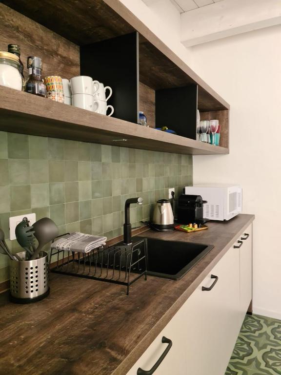 Kuchyň nebo kuchyňský kout v ubytování AltaMarea - Luce, spazi ampi e comfort al centro del paese