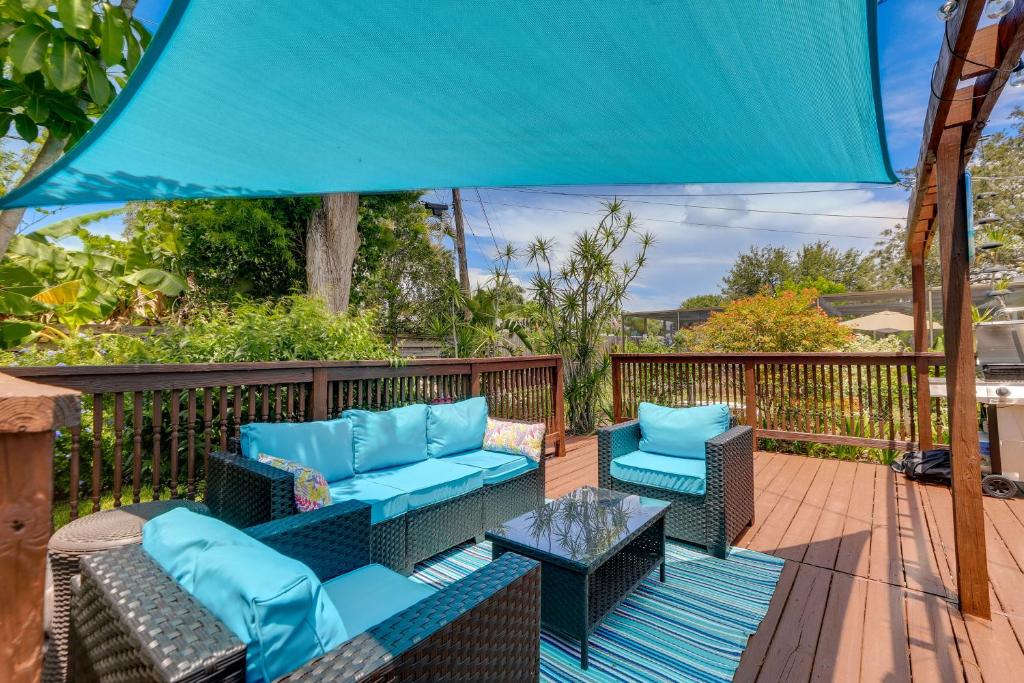 eine Terrasse mit Sofas und Stühlen auf einer Terrasse in der Unterkunft Charming Sarasota Home with Deck, 3 Mi to Beaches! in Sarasota