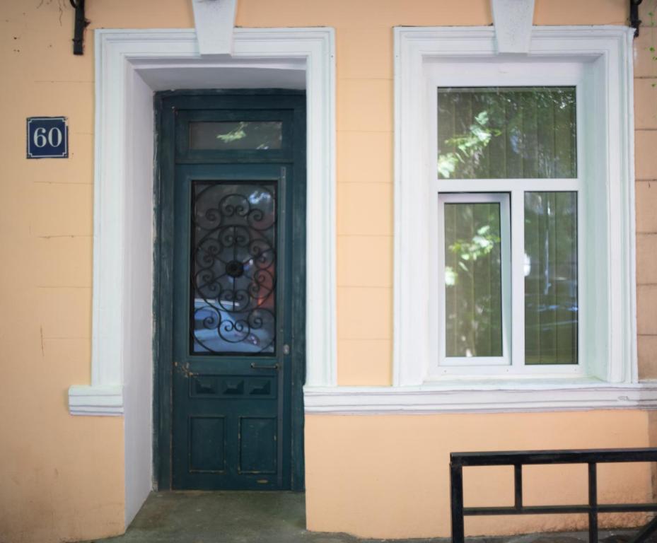 une porte noire avec une fenêtre sur une maison dans l'établissement Noah Apartment, à Tbilissi