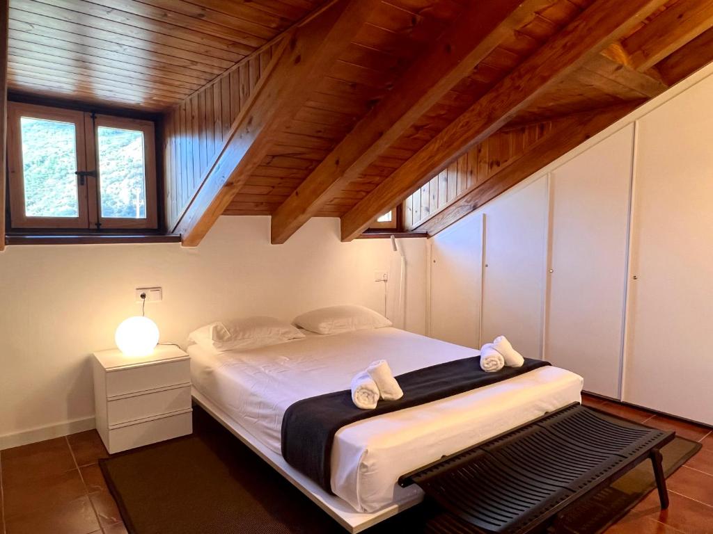 een slaapkamer met een groot bed op zolder bij Dúplex La Solana in Sort
