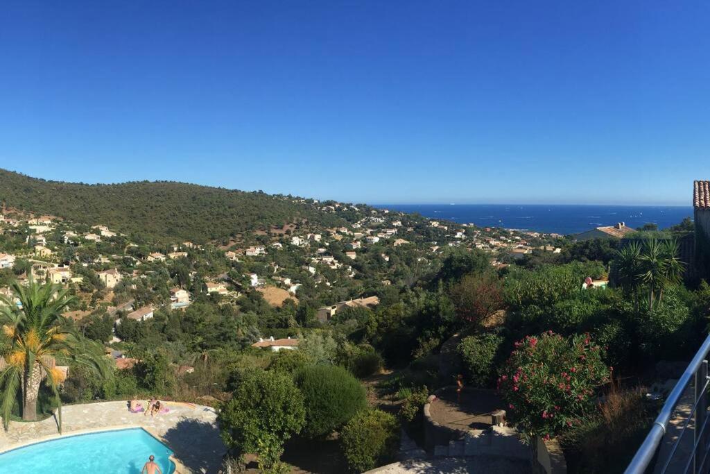 - une vue sur une colline avec une piscine et l'océan dans l'établissement La Villa Diane, à Saint-Peïre-sur-Mer
