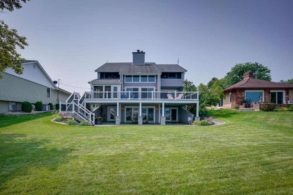Zahrada ubytování Lakefront Syracuse Home with Deck and Private Dock!