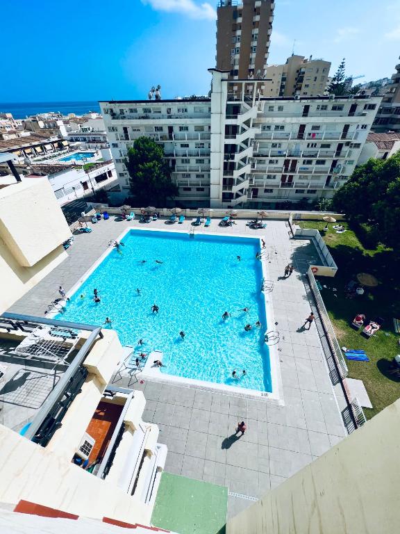 uma vista superior de uma grande piscina com pessoas nela em Torremolinos CARIHUELA Núcleo Cristal em Torremolinos