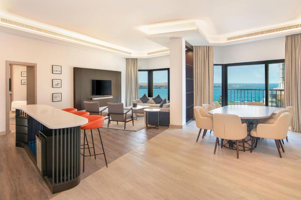 TV a/nebo společenská místnost v ubytování Sheraton Abu Dhabi Hotel & Resort