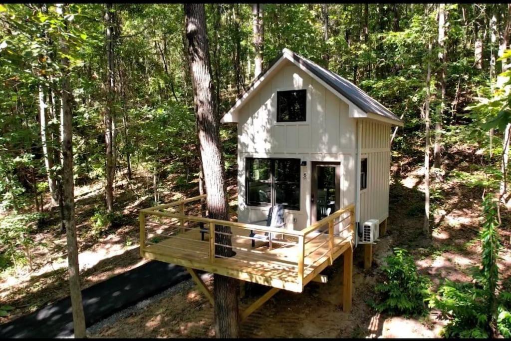 a tree house in the middle of the woods at Oak Luxury Treehouse near Lake Guntersville in Scottsboro