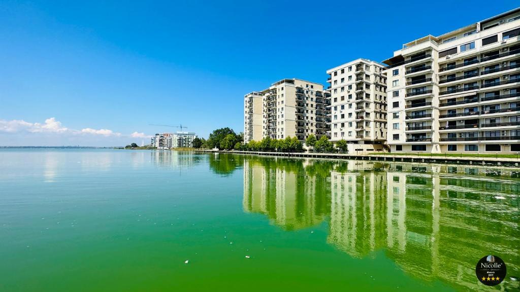 ママイアにあるDeluxe Nicolle Solid Residence Mamaiaの背景の大水