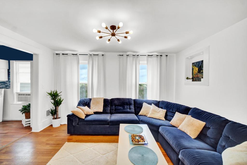 uma sala de estar com um sofá azul e uma mesa em Logan Square Coach House em Chicago