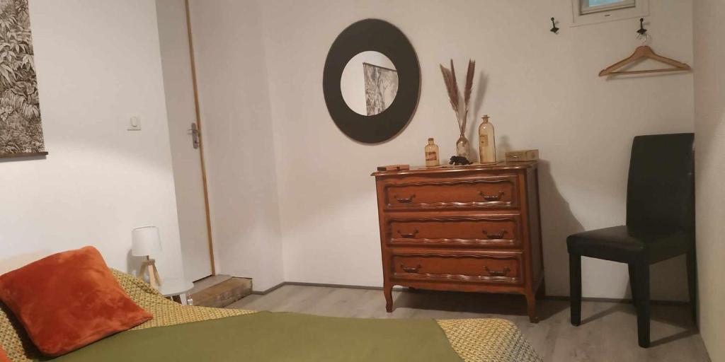 Een bed of bedden in een kamer bij RIVE DE SA&Ocirc;NE 75m2.P&#39;tit dej.Agr&eacute;able &amp; spacieux.