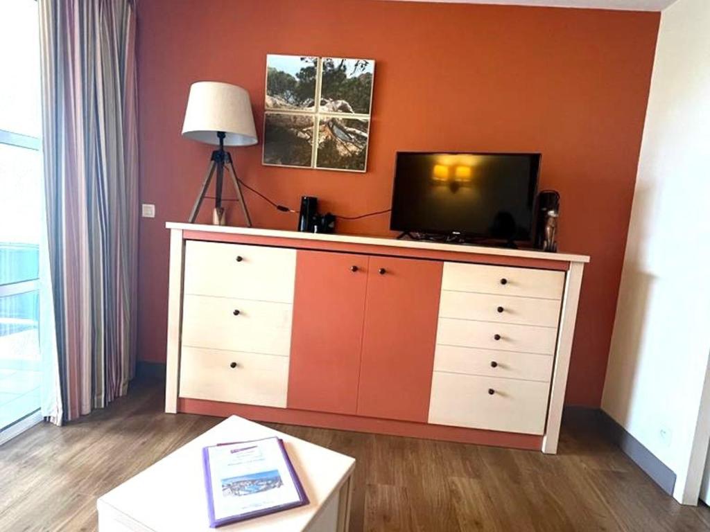 un salon avec une télévision sur une commode dans l'établissement Cap Esterel: Duplex 3P, Terrasse, Solarium, Piscine Accès, 6 pers - FR-1-504-668, à Saint-Raphaël