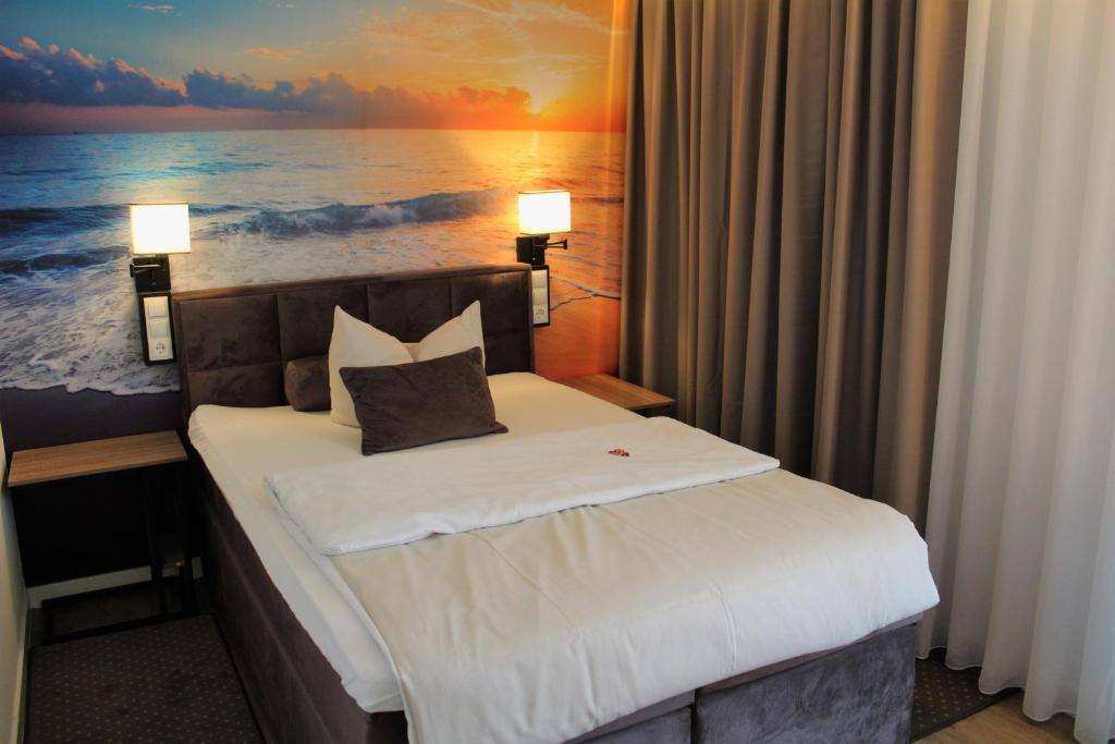 Postel nebo postele na pokoji v ubytování Hotel Ammerländer Hof