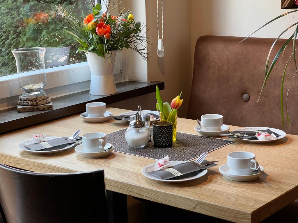 Příslušenství pro přípravu čaje a kávy v ubytování Hotel Ammerländer Hof