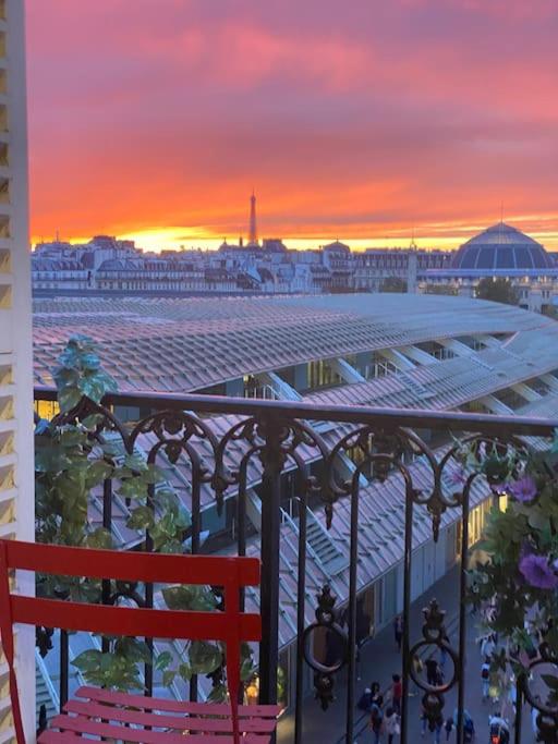 - un coucher de soleil depuis un balcon doté d'un banc rouge dans l'établissement Studio « lescostreet » Les Halles : vue Tour Eiffel, à Paris