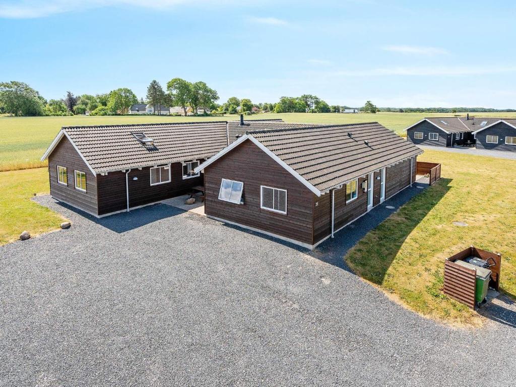 - une vue sur une maison avec allée dans l'établissement Holiday home Bogense XLII, à Bogense