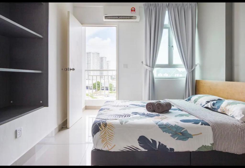 um quarto com uma cama e uma grande janela em Spice Arena Guesthouse em Bayan Lepas