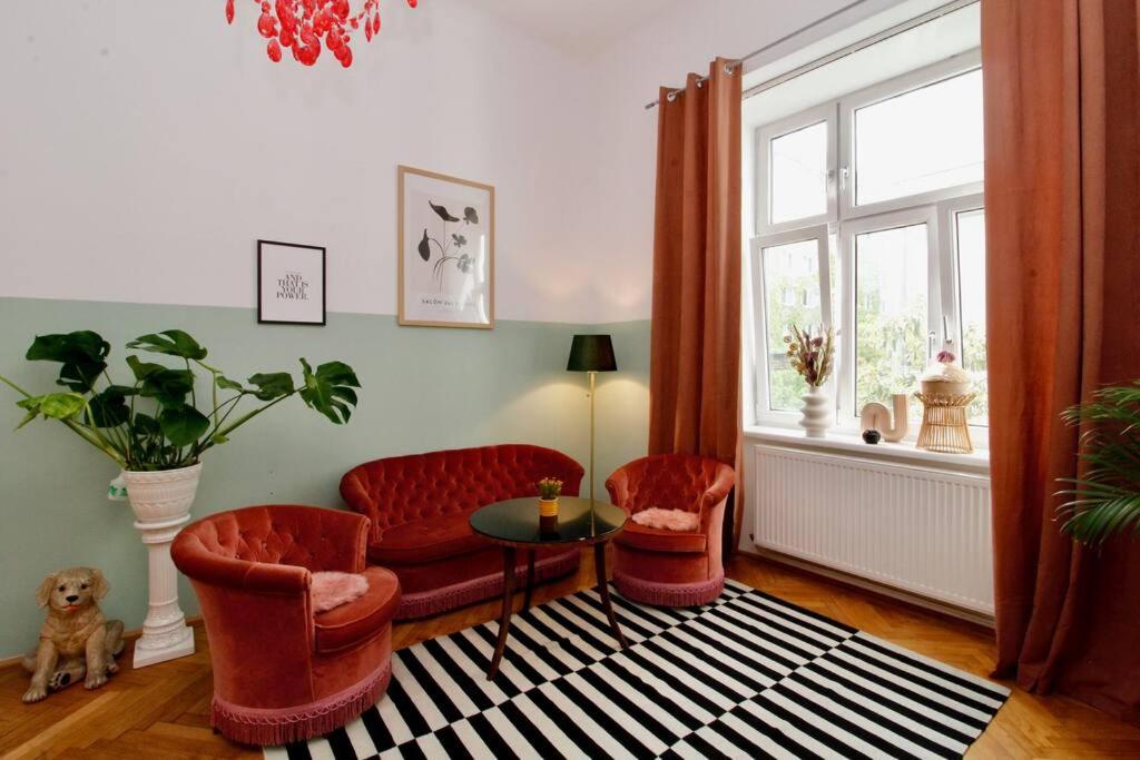 維也納的住宿－Romantic Urban Living，带沙发和椅子的客厅以及窗户。