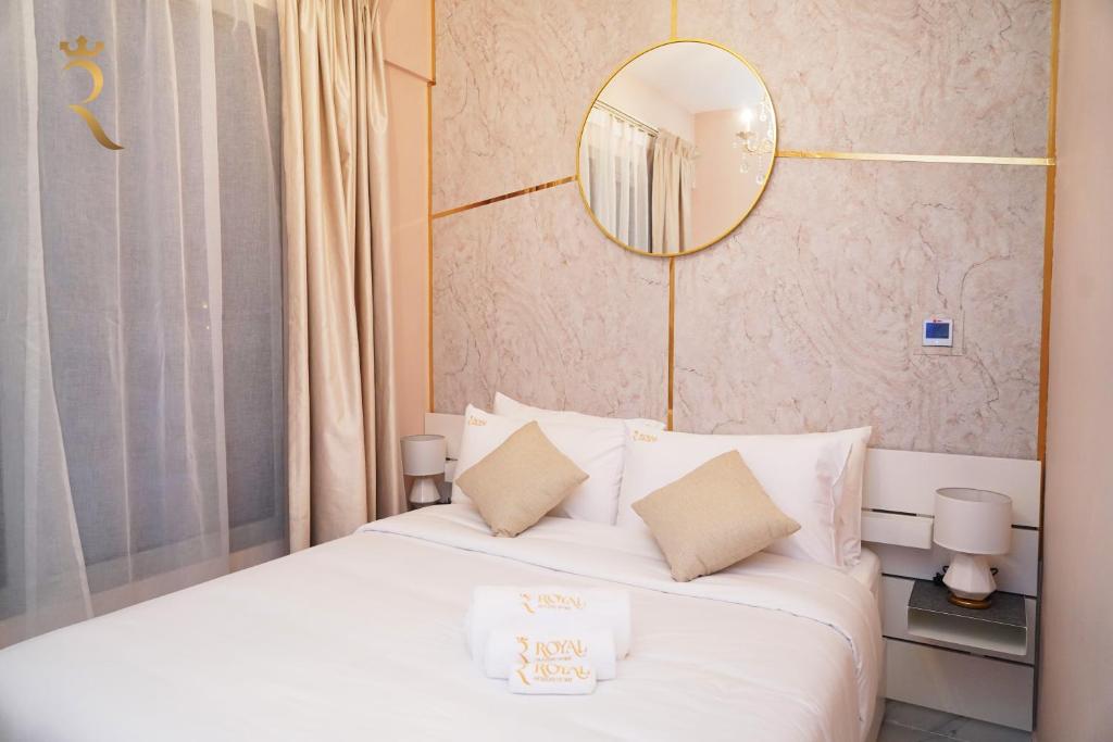 Postel nebo postele na pokoji v ubytování 2BR SkyHome at Jade Masdar City