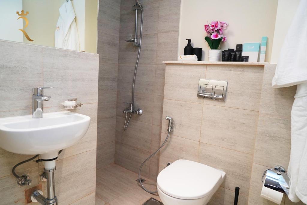 Koupelna v ubytování 2BR SkyHome at Jade Masdar City