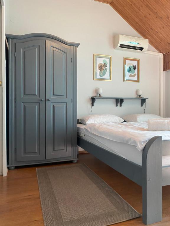 um quarto com uma cama e um closet em Fiorita Vendégház em Eger