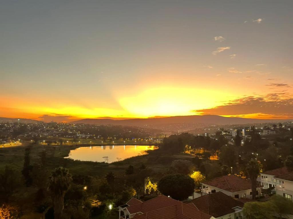- Vistas a la puesta de sol de una ciudad y un lago en 5 Elizabeth Golf Apartment, en Kigali