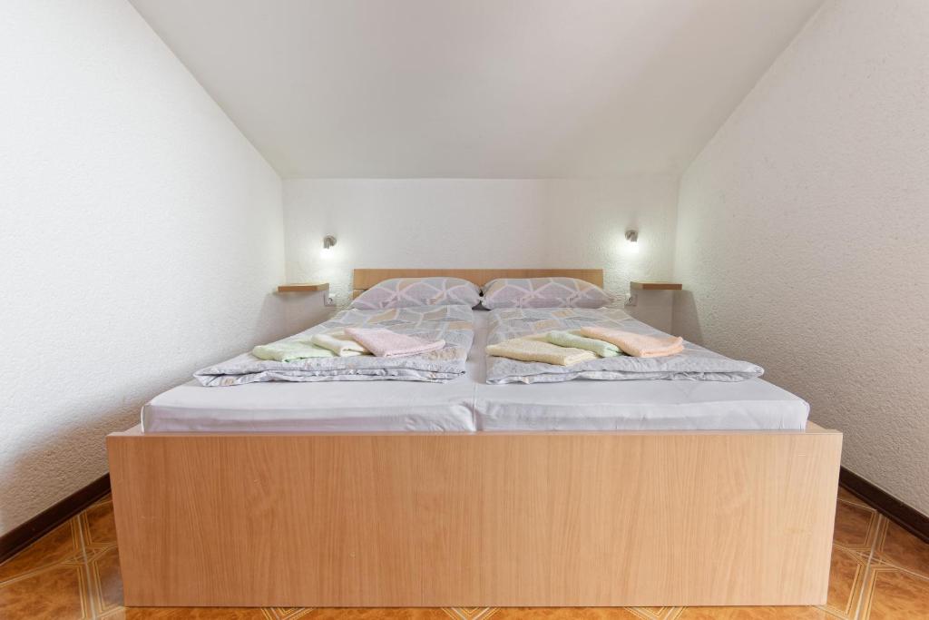 Postel nebo postele na pokoji v ubytování Apartments Exotica by Rent Istria