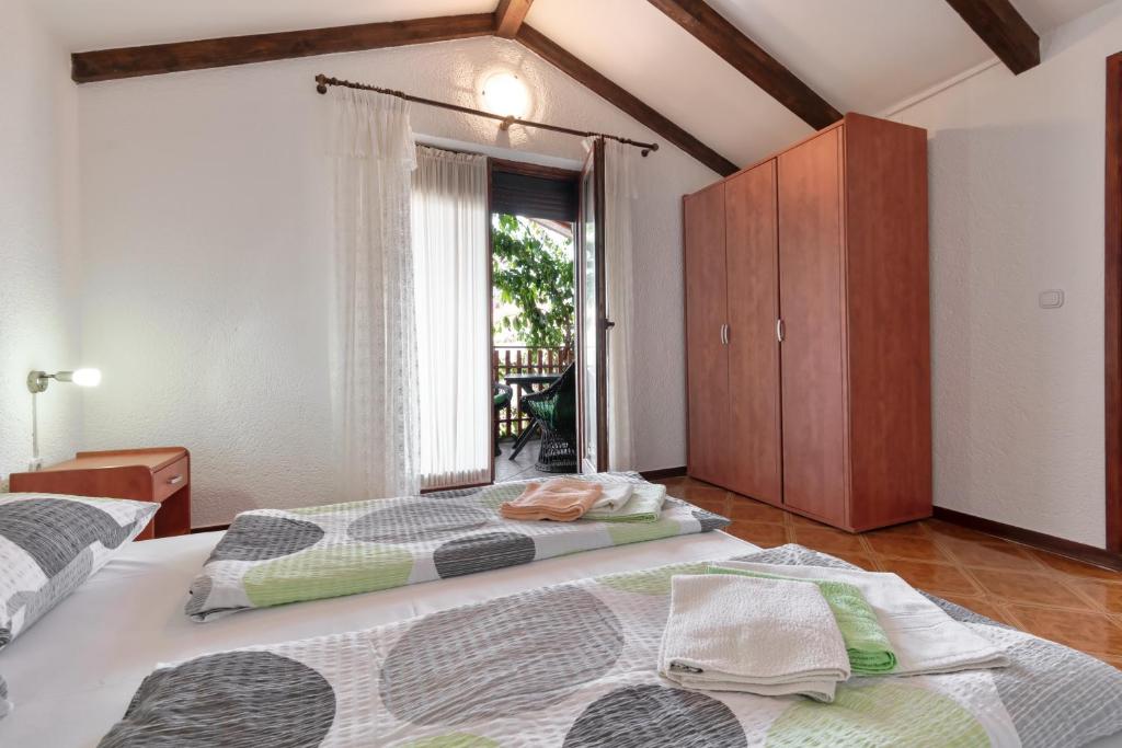 Postel nebo postele na pokoji v ubytování Apartments Exotica by Rent Istria