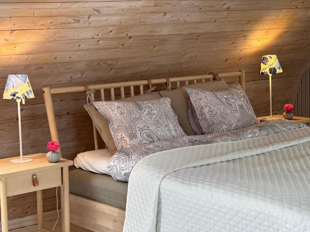 een slaapkamer met een bed en twee lampen op een tafel bij Quadambra Park in Gärsnäs