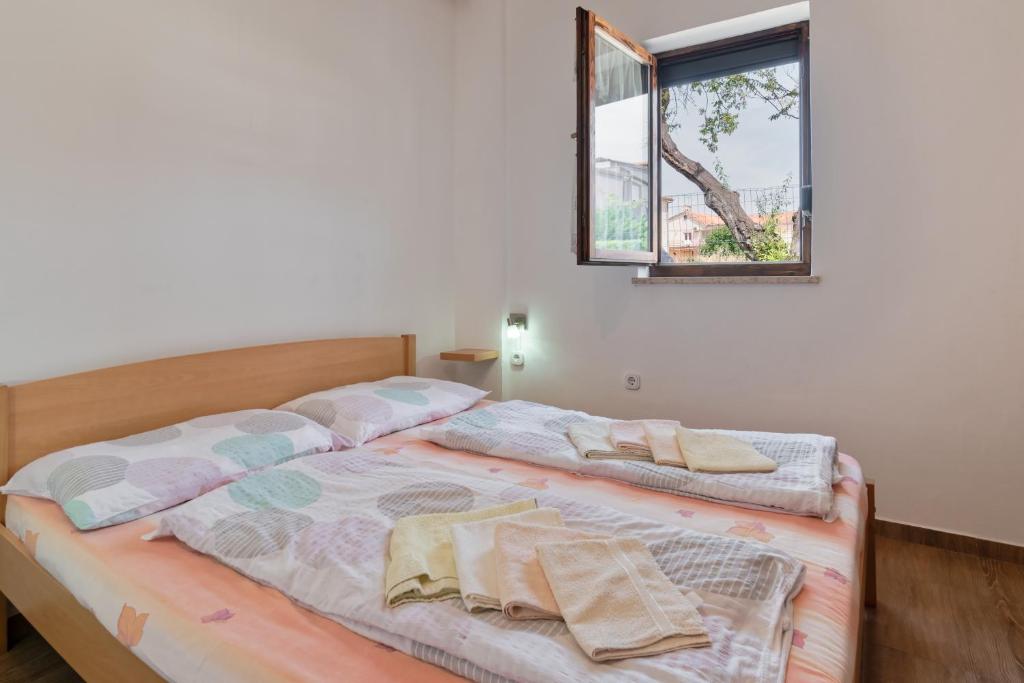 Postel nebo postele na pokoji v ubytování Apartments Exotica by Rent Istria
