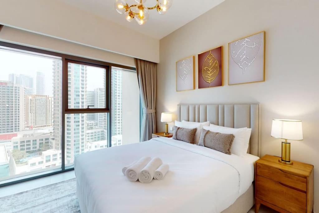 Postel nebo postele na pokoji v ubytování Burj Royale - Vacationer