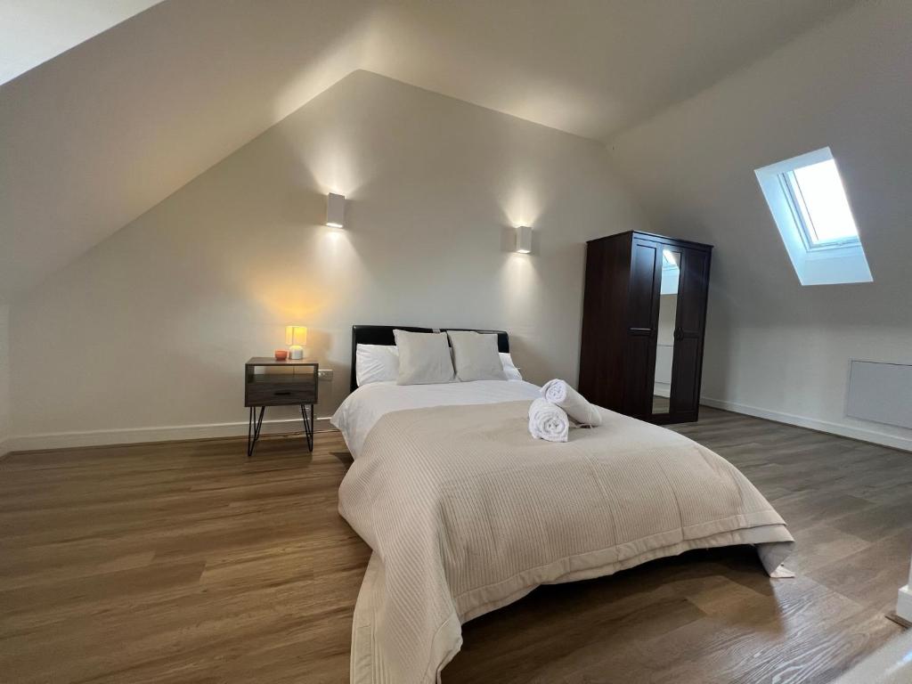 um quarto com uma cama grande e uma janela em Entire House in Littleover Derby em Mickleover