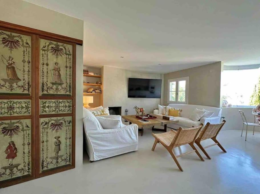 馬貝拉的住宿－Modern 2 bedroom in Marbella Real，客厅配有沙发和桌子