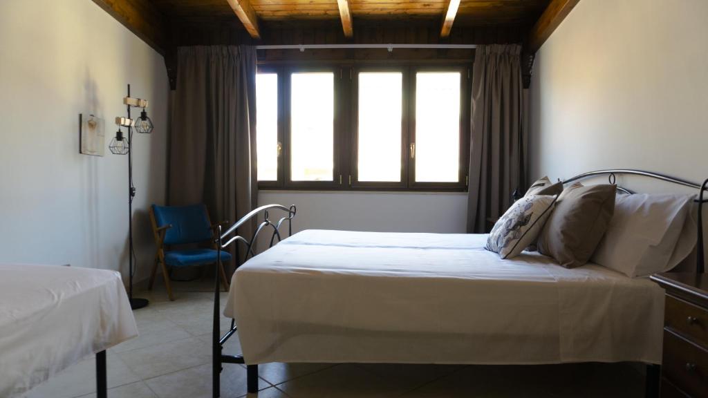 een hotelkamer met twee bedden en een raam bij Casa Levante Gallipoli in Gallipoli