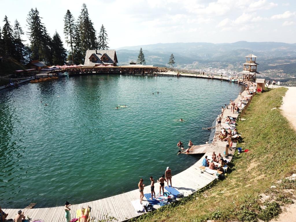 una gran piscina de agua con gente en la playa en Ravna Planina, en Pale