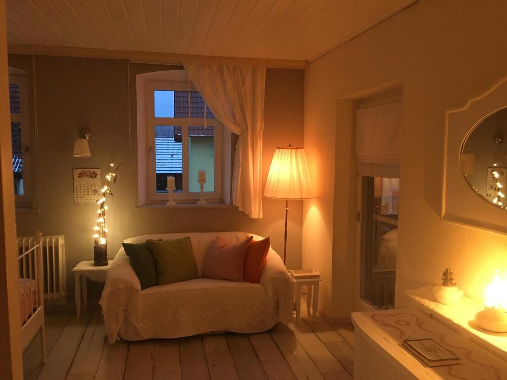 ein Wohnzimmer mit einem Stuhl und einem Fenster in der Unterkunft maison milabee in Altenkunstadt