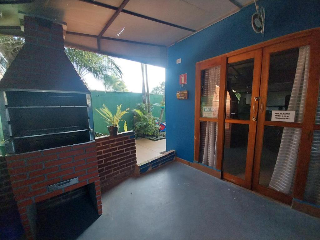 Uma TV ou centro de entretenimento em Pousada Brilho De Paraty