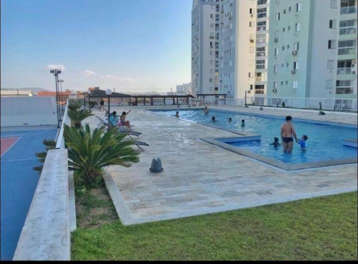 um grupo de pessoas numa piscina em Apartamento próximo a praia. em Laguna