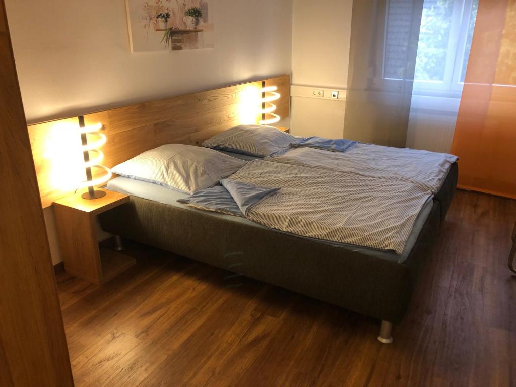 Postel nebo postele na pokoji v ubytování Gästehaus Jagsttal