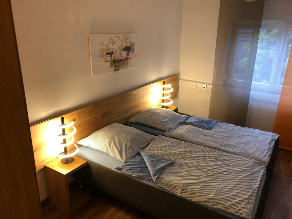 Postel nebo postele na pokoji v ubytování Gästehaus Jagsttal