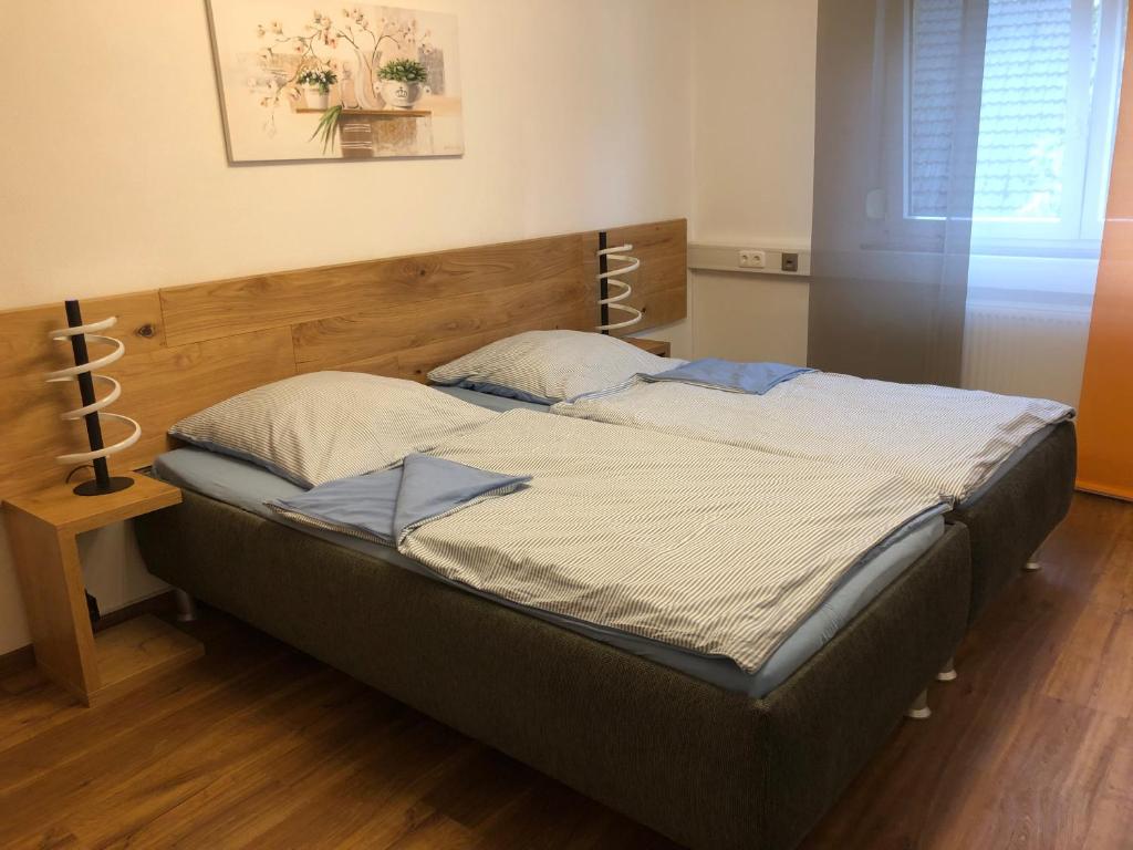 Postel nebo postele na pokoji v ubytování Gästehaus Jagsttal