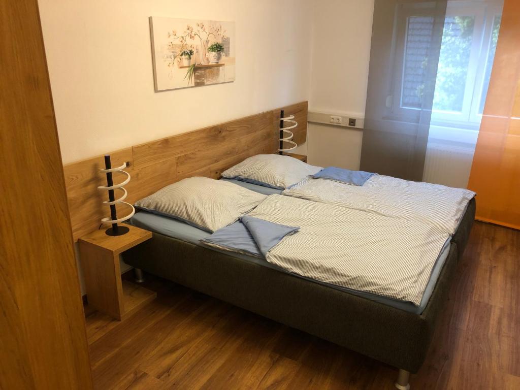 Postel nebo postele na pokoji v ubytování Gästehaus Jagsttal